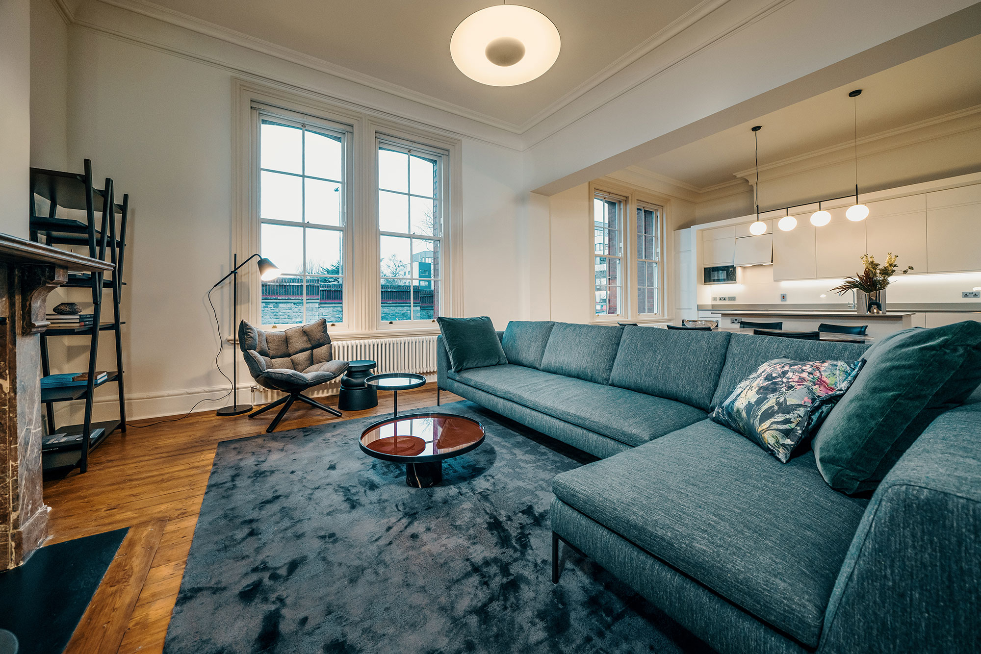 A living room colouring white and navy
